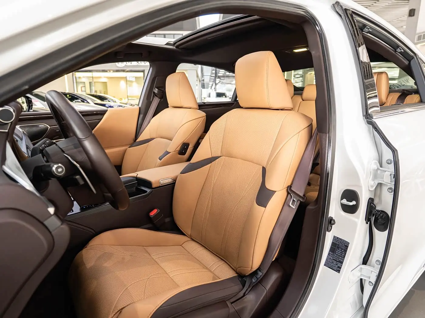 Lexus ES 2020 — Photo 11/20