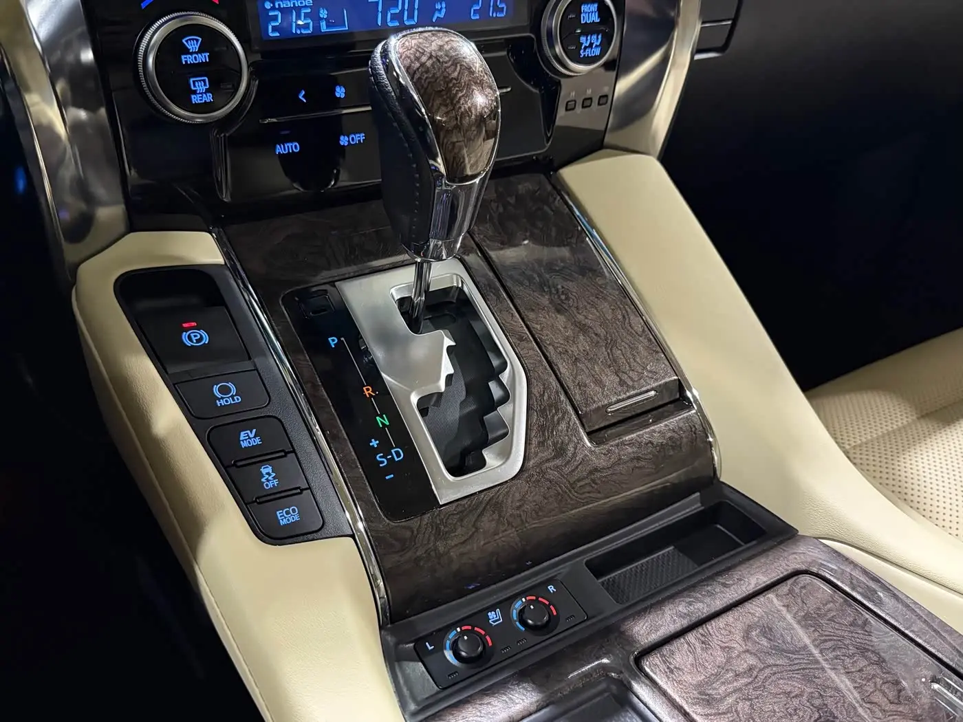 Toyota Alphard 2020 — Фото 19/20