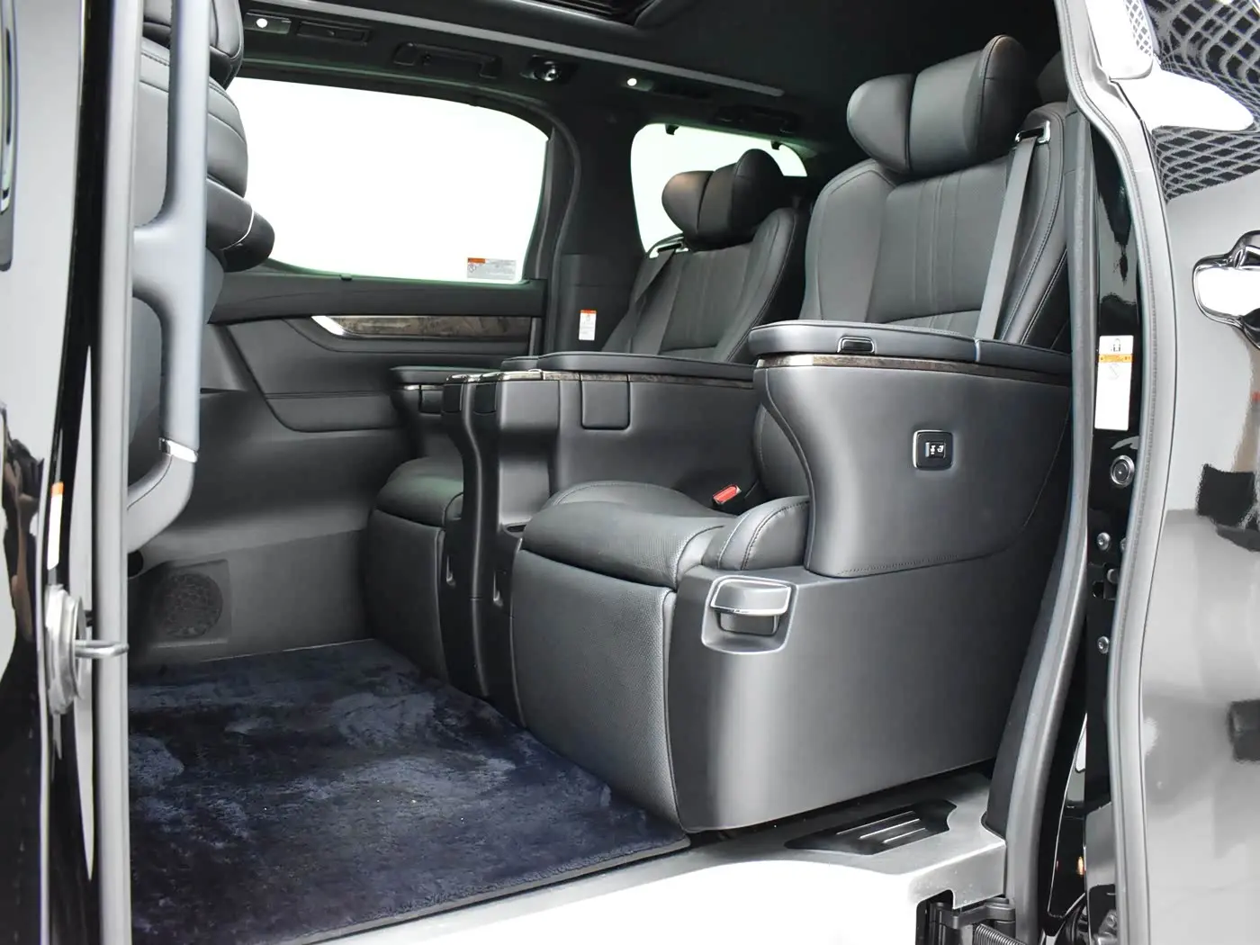 Toyota Vellfire 2022 — Photo 19/20