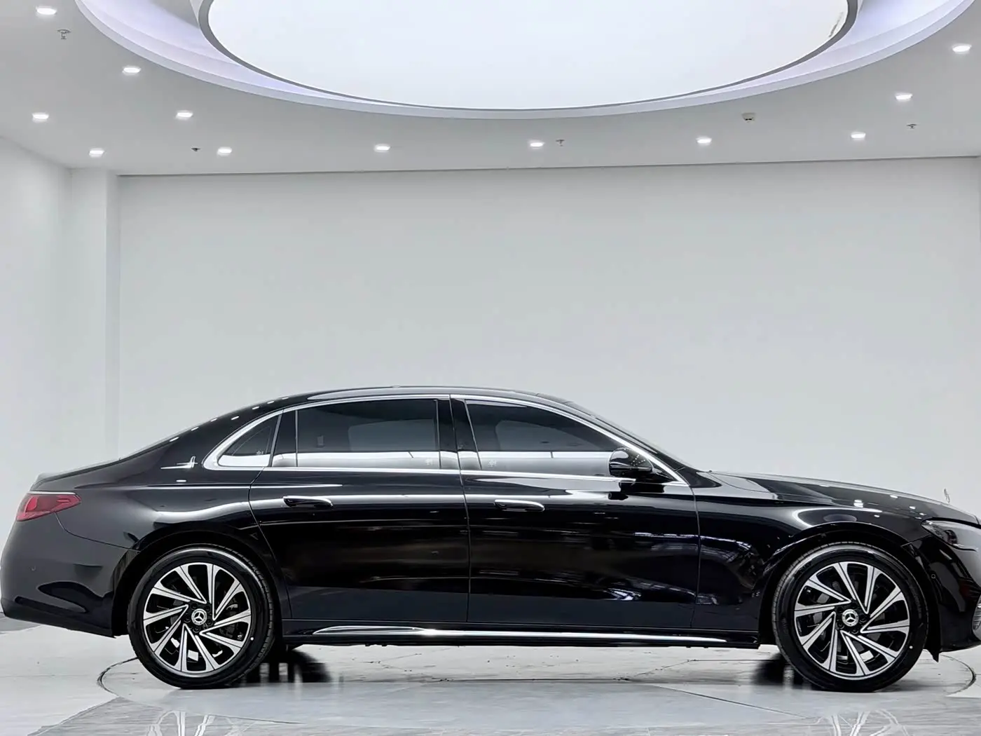 Mercedes-Benz E-Class 2025 — Photo 13/20