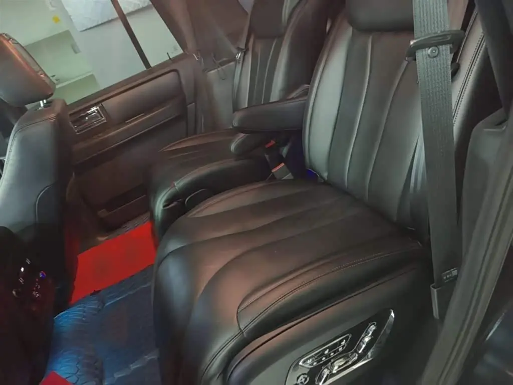 Lincoln Navigator 2016 — Photo 17/20