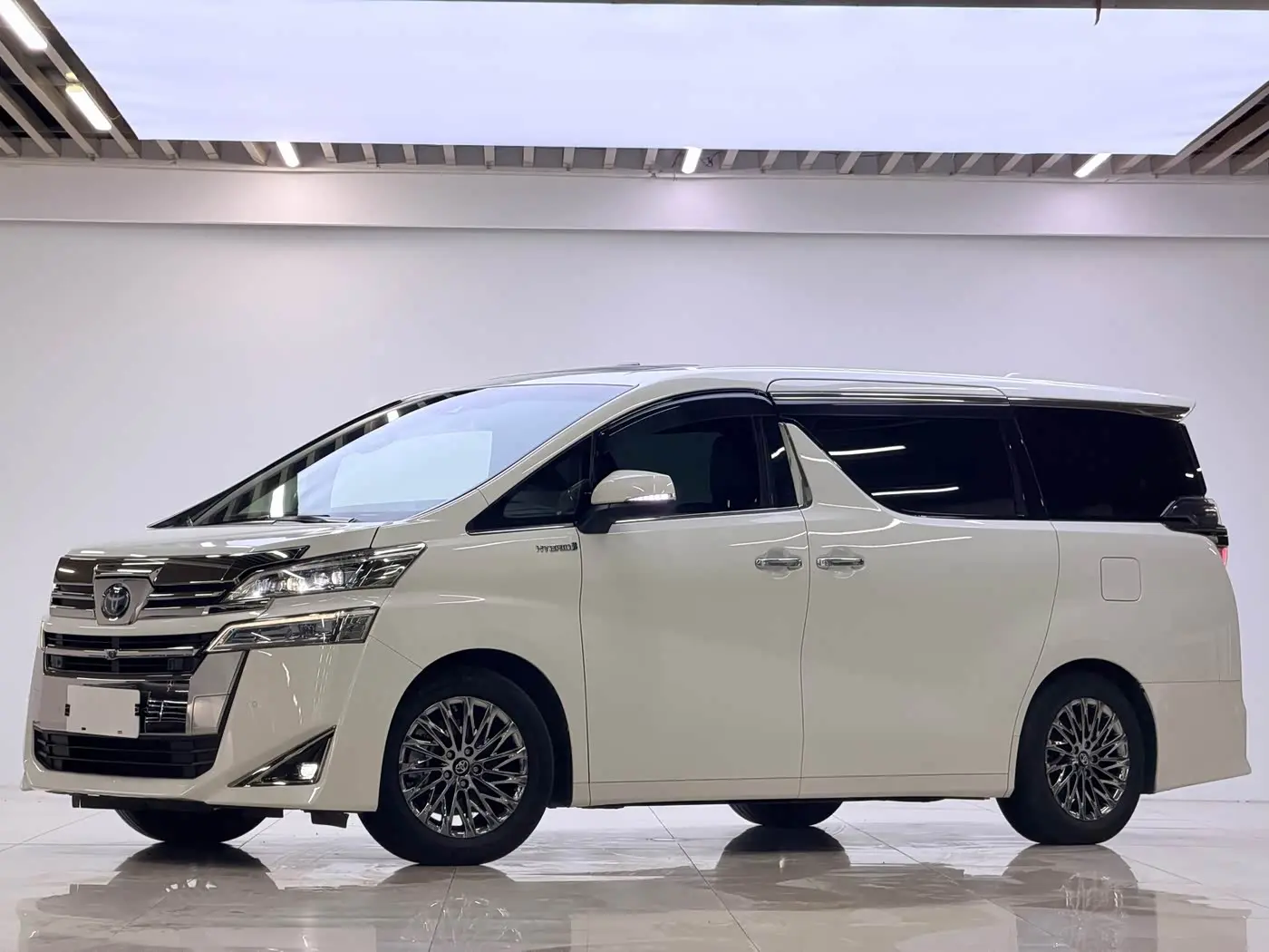 Toyota Vellfire 2020 — Photo 1/17