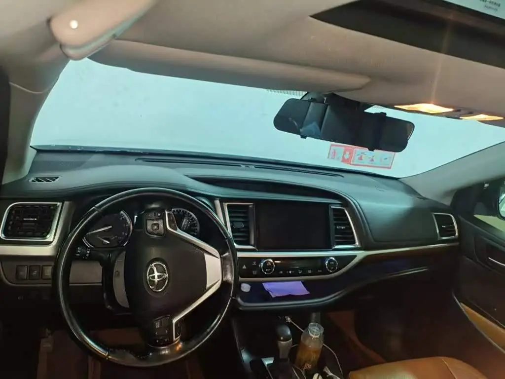 Toyota Highlander 2021 — Photo 3/6