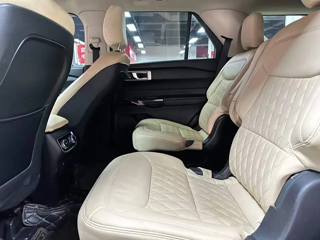 Ford Explorer 2021 — Photo 8/9