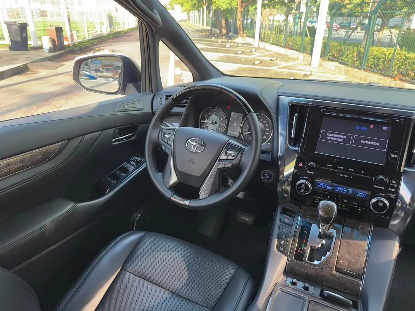 Toyota Alphard 2018 — Photo 20/20