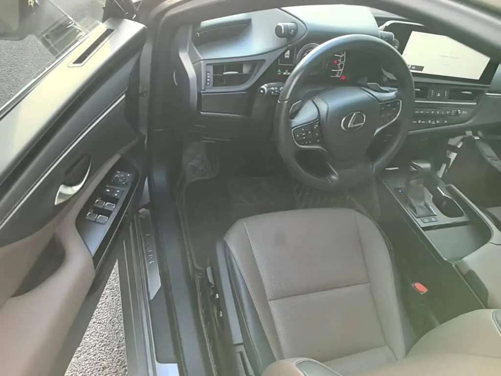 Lexus ES 2023 — Photo 16/20