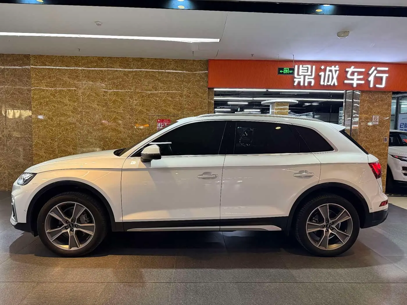Audi Q5L 2023 — Фото 3/12