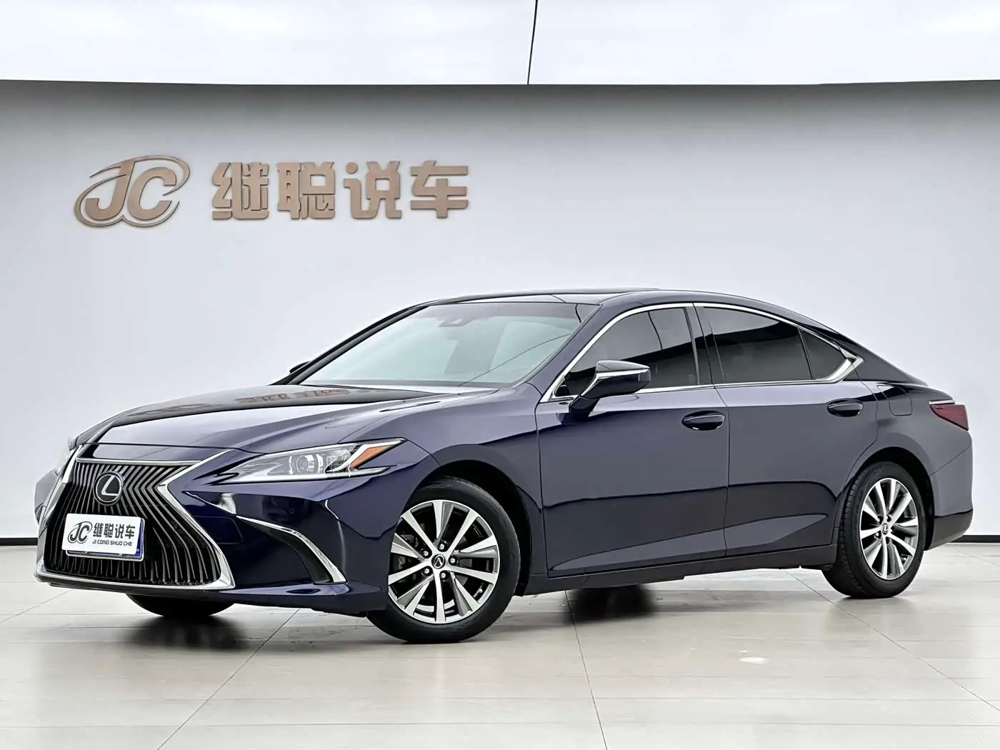 Lexus ES 2021 — Фото 1/9