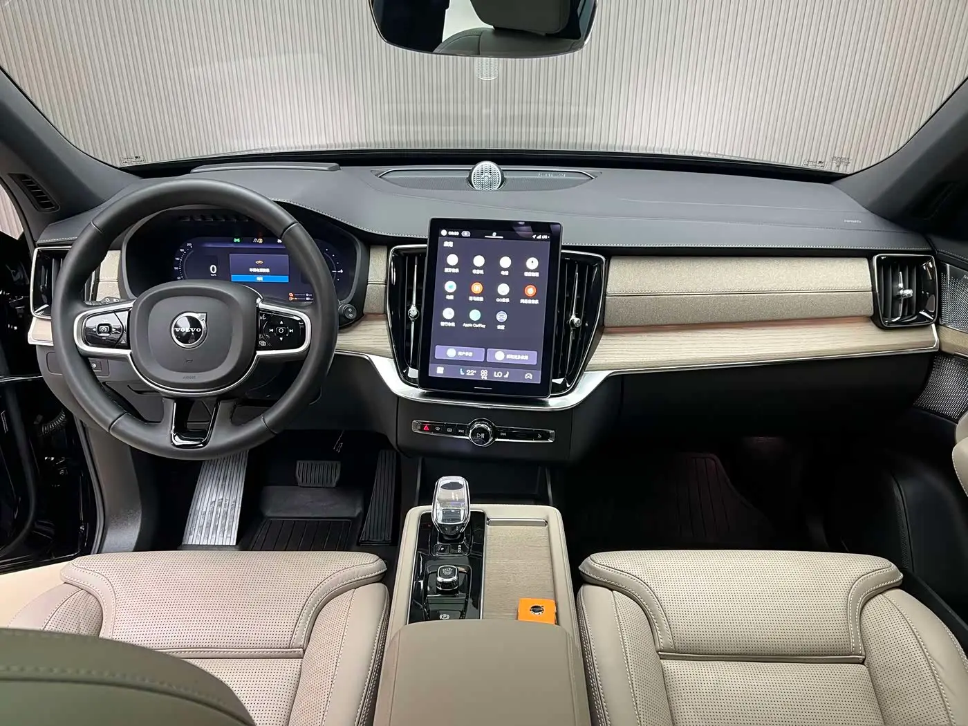 Volvo XC90 Plug-in Hybrid 2025 — Photo 8/20