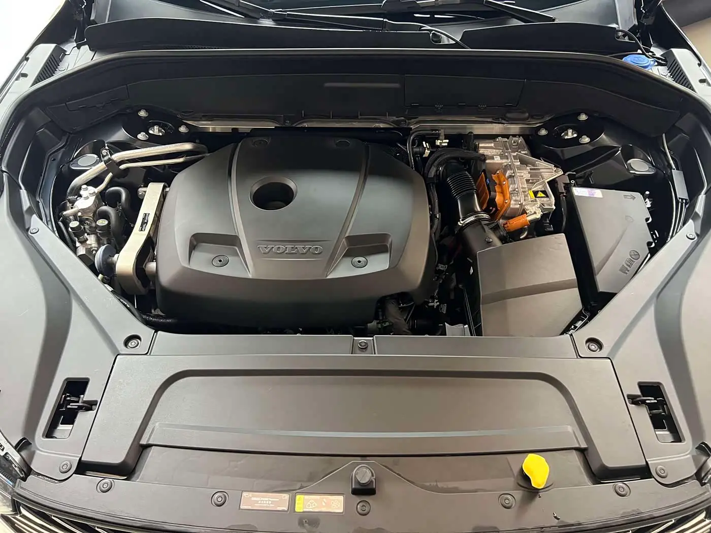 Volvo XC90 Plug-in Hybrid 2025 — Photo 18/20