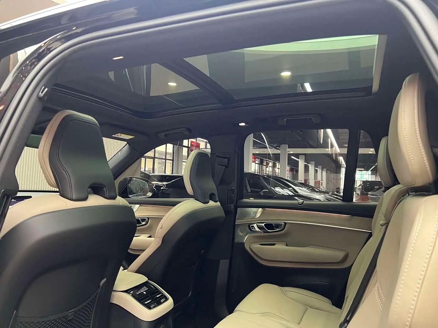 Volvo XC90 Plug-in Hybrid 2025 — Photo 17/20