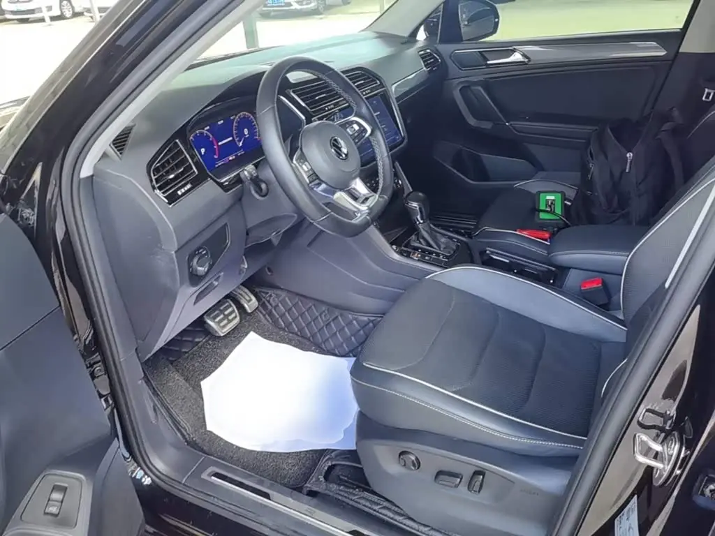 Volkswagen Tiguan L 2021 — Şəkil 15/20