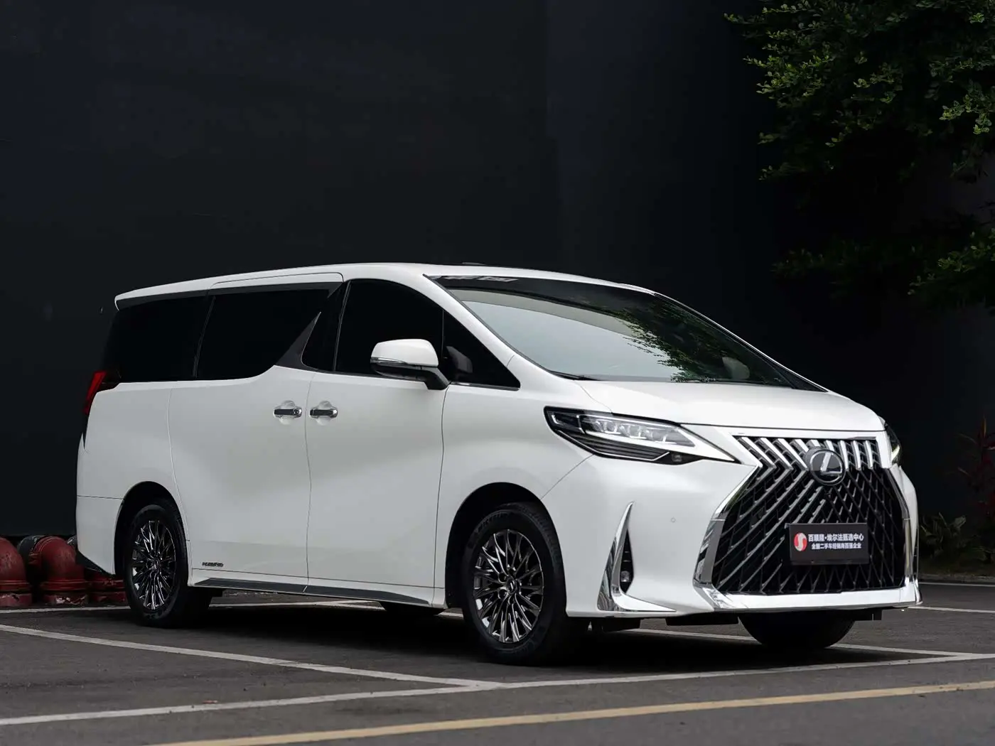 Lexus LM 2022 — Photo 3/18