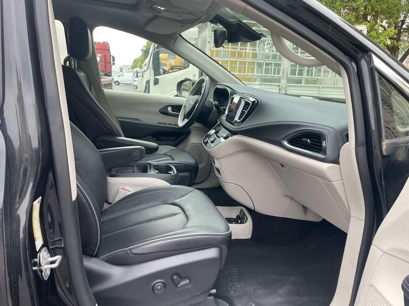 Chrysler Grand Caravan PHEV 2025 — Photo 15/19
