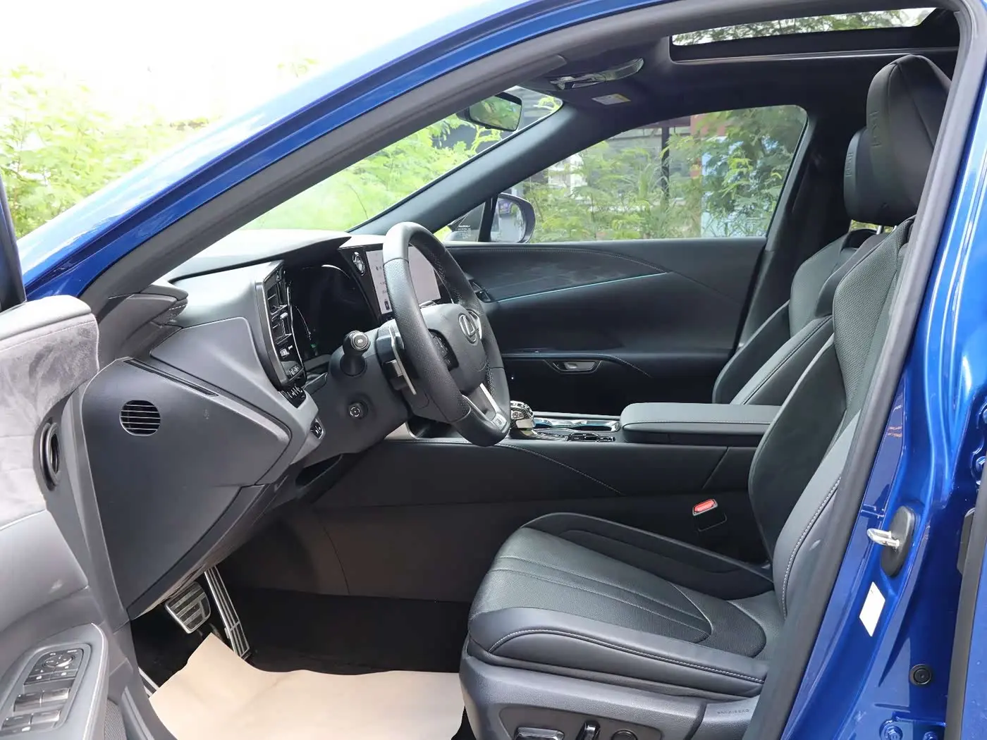 Lexus RX 2023 — Photo 13/20