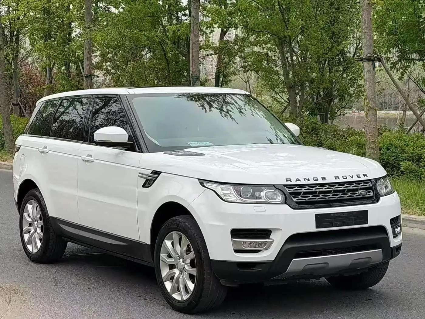 Land Rover Range Rover Sport 2015 — Photo 1/8