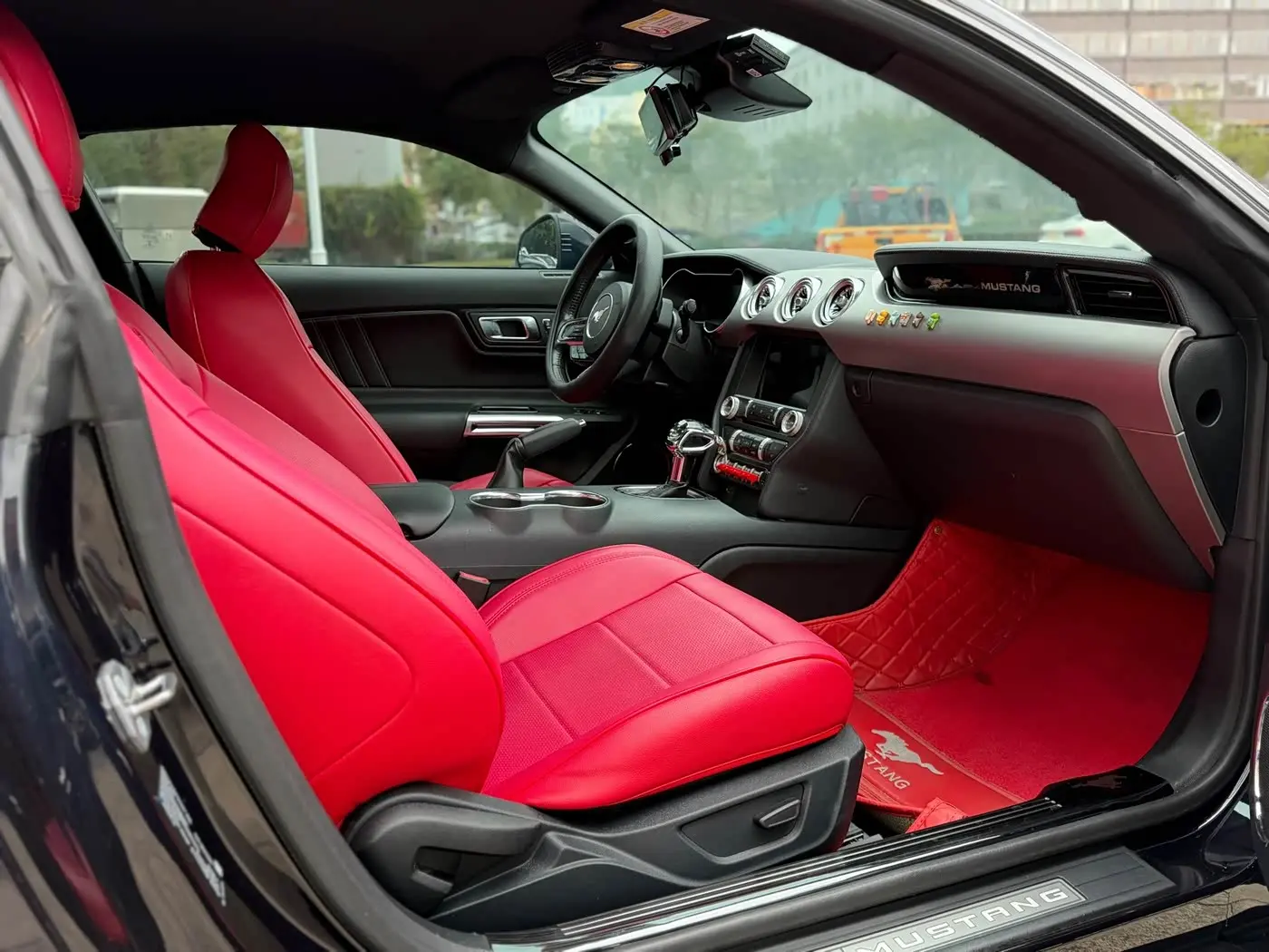 Ford Mustang 2022 — Photo 10/11
