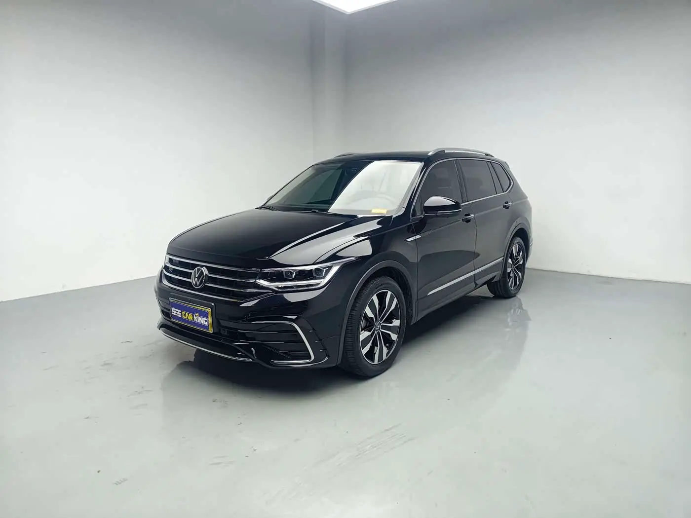 Volkswagen Tiguan L 2024 — Photo 1/13