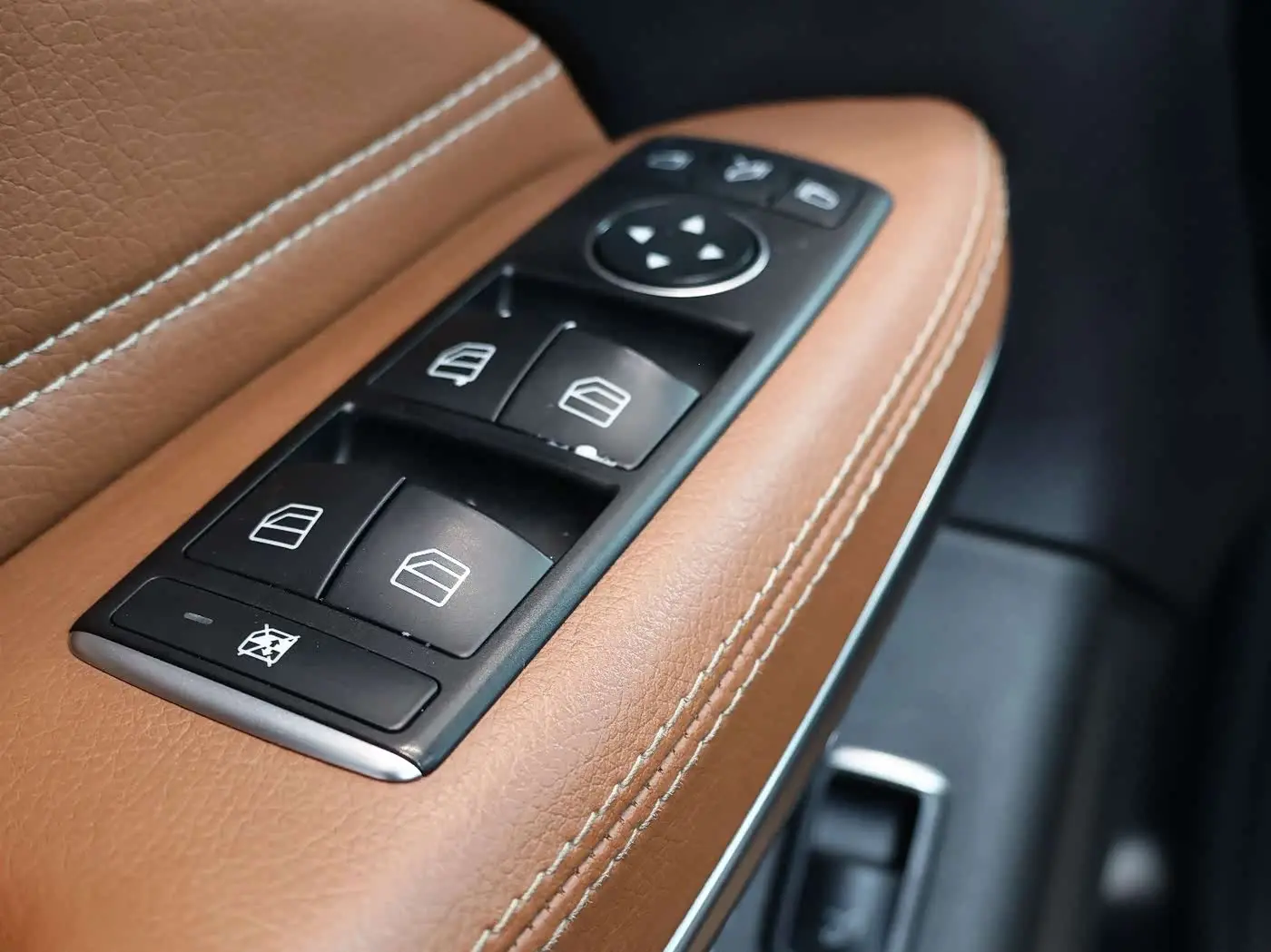 Mercedes-Benz GLS 2016 — Photo 14/18