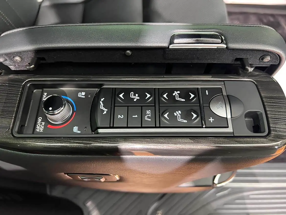 Lexus LM 2023 — Photo 11/20