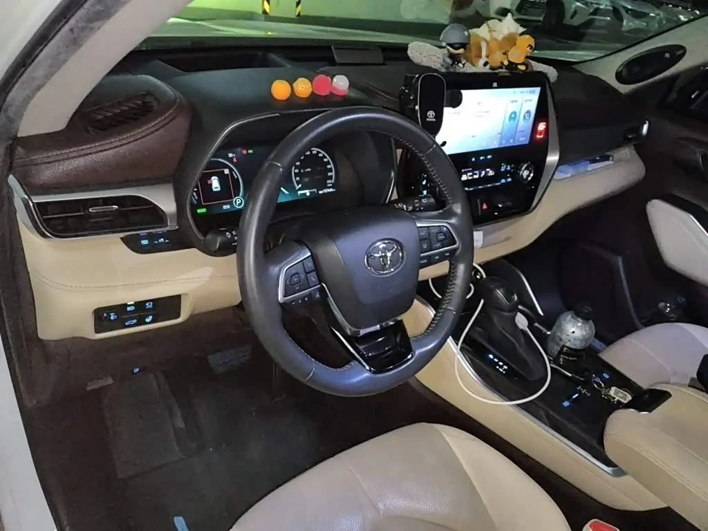 Toyota Highlander 2022 — Фото 3/20