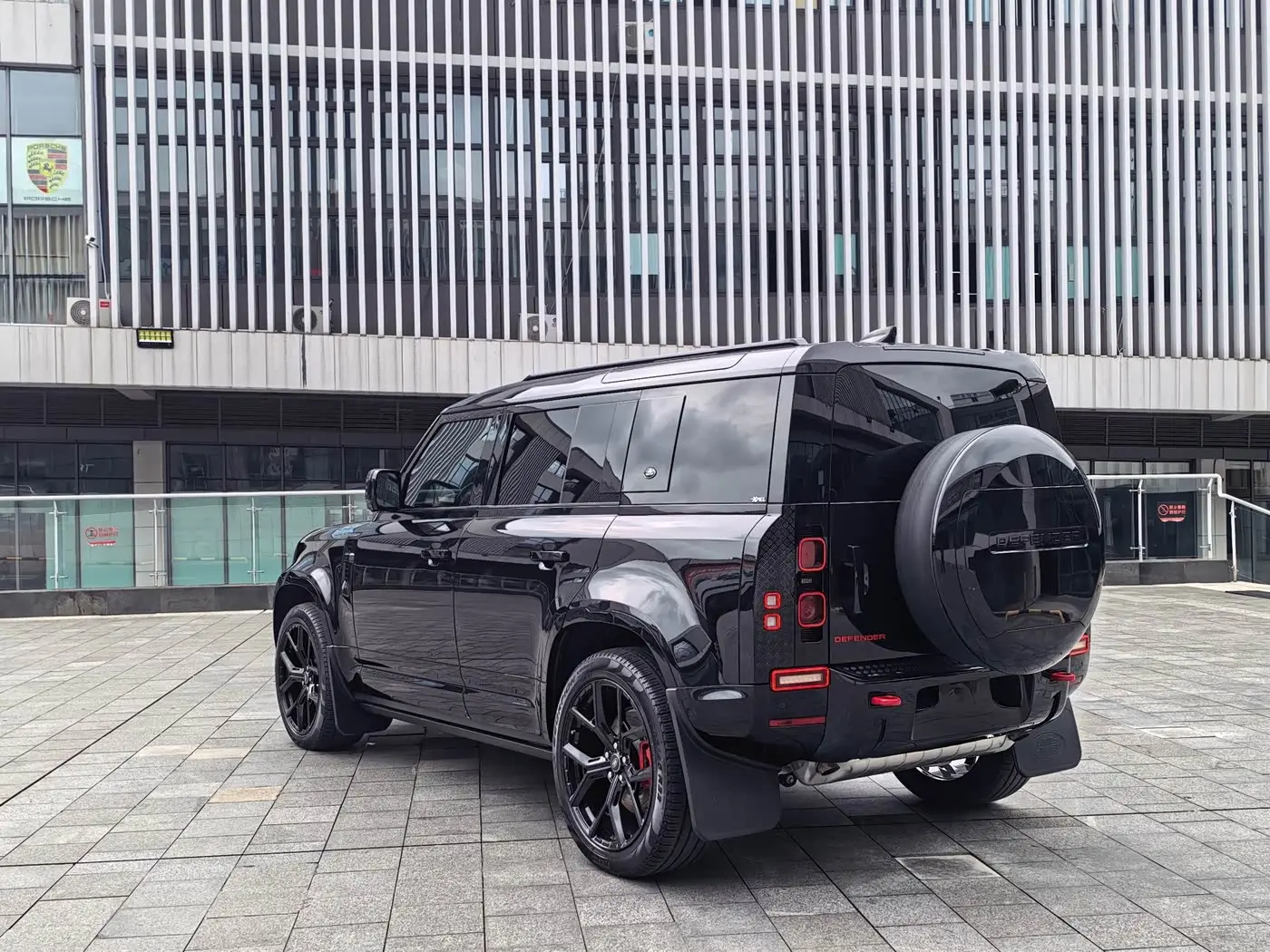Land Rover Defender 2023 — Фото 7/20