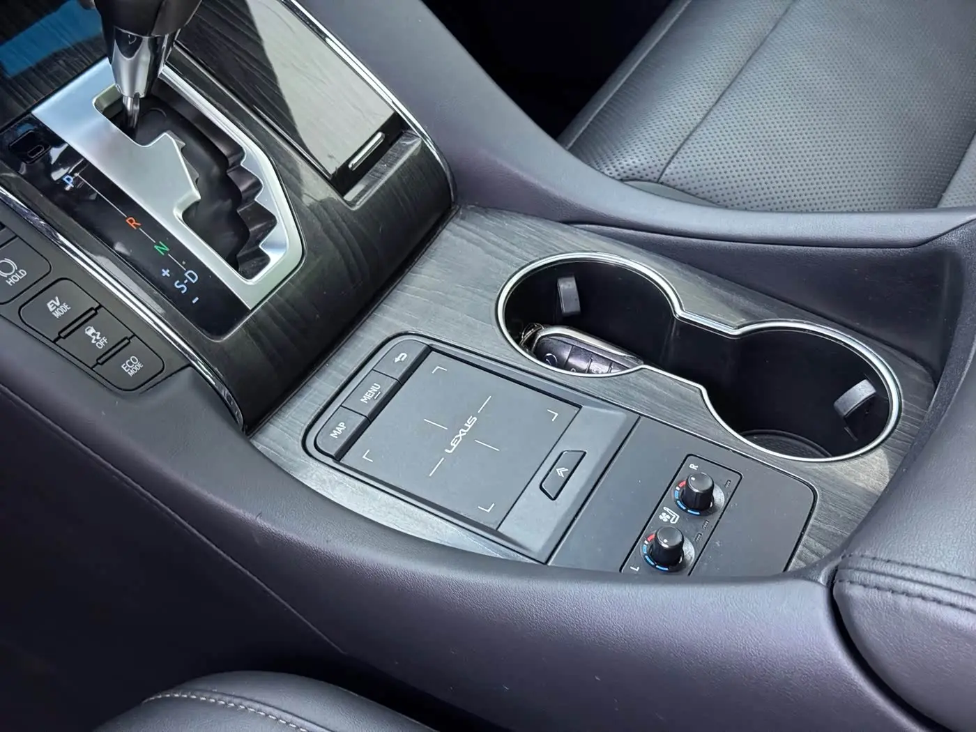 Lexus LM 2020 — Photo 7/14