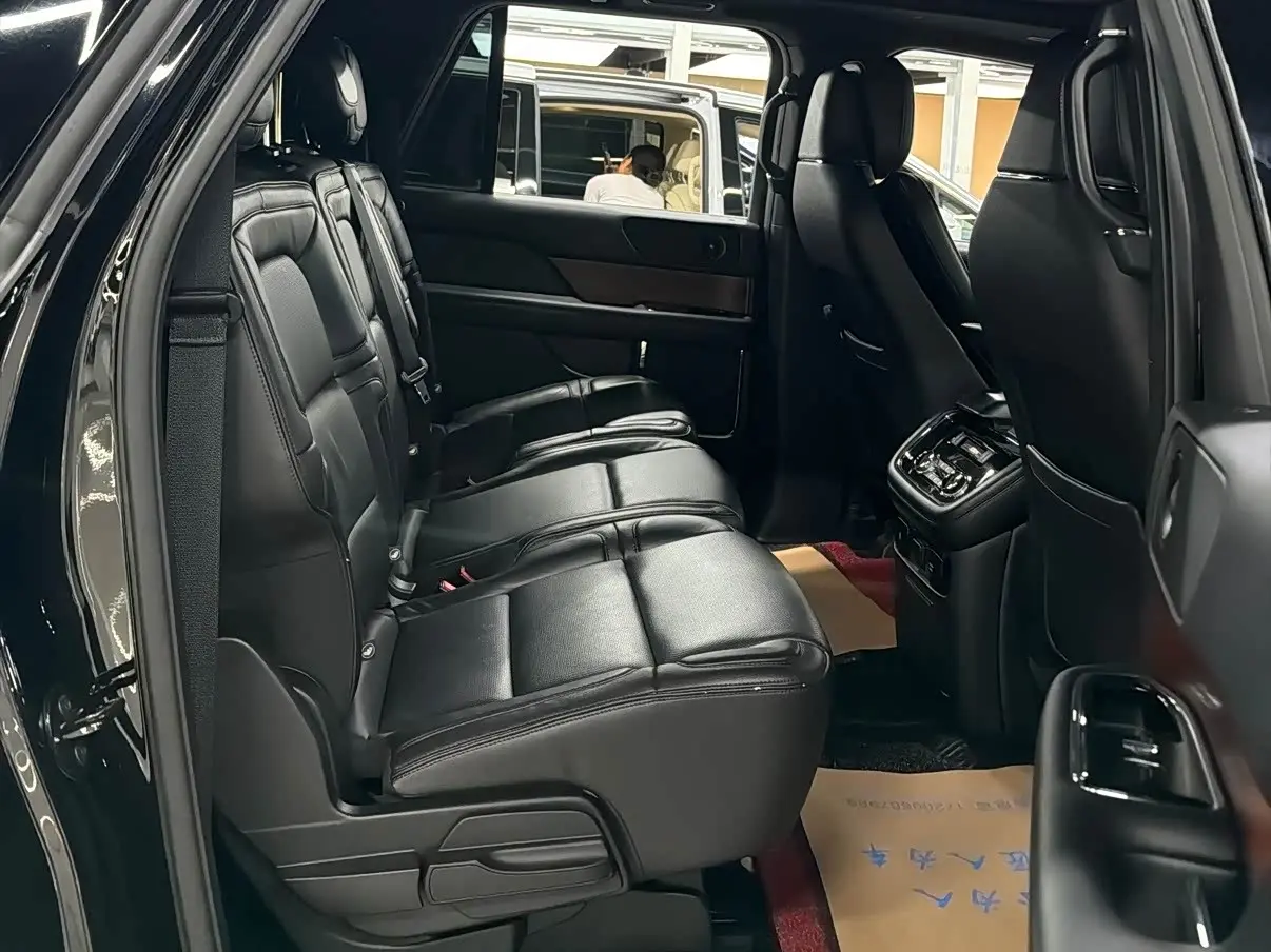 Lincoln Navigator 2018 — Şəkil 8/9