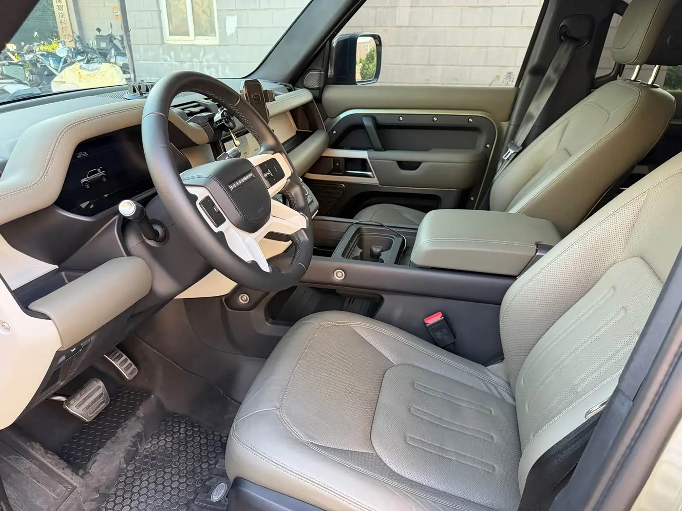 Land Rover Defender 2021 — Photo 4/17