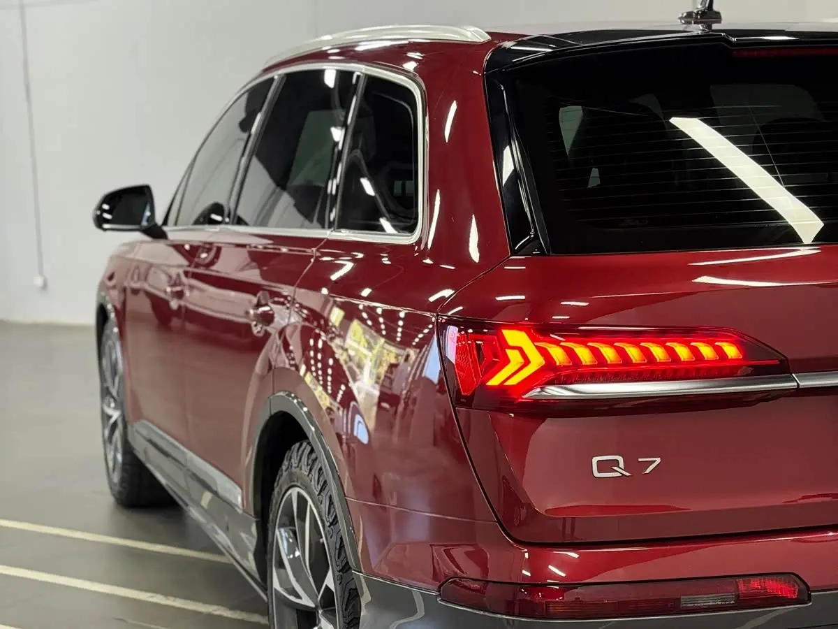 Audi Q7 2021 — Photo 6/15
