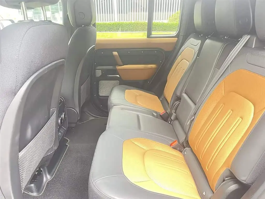 Land Rover Defender 2023 — Photo 18/20