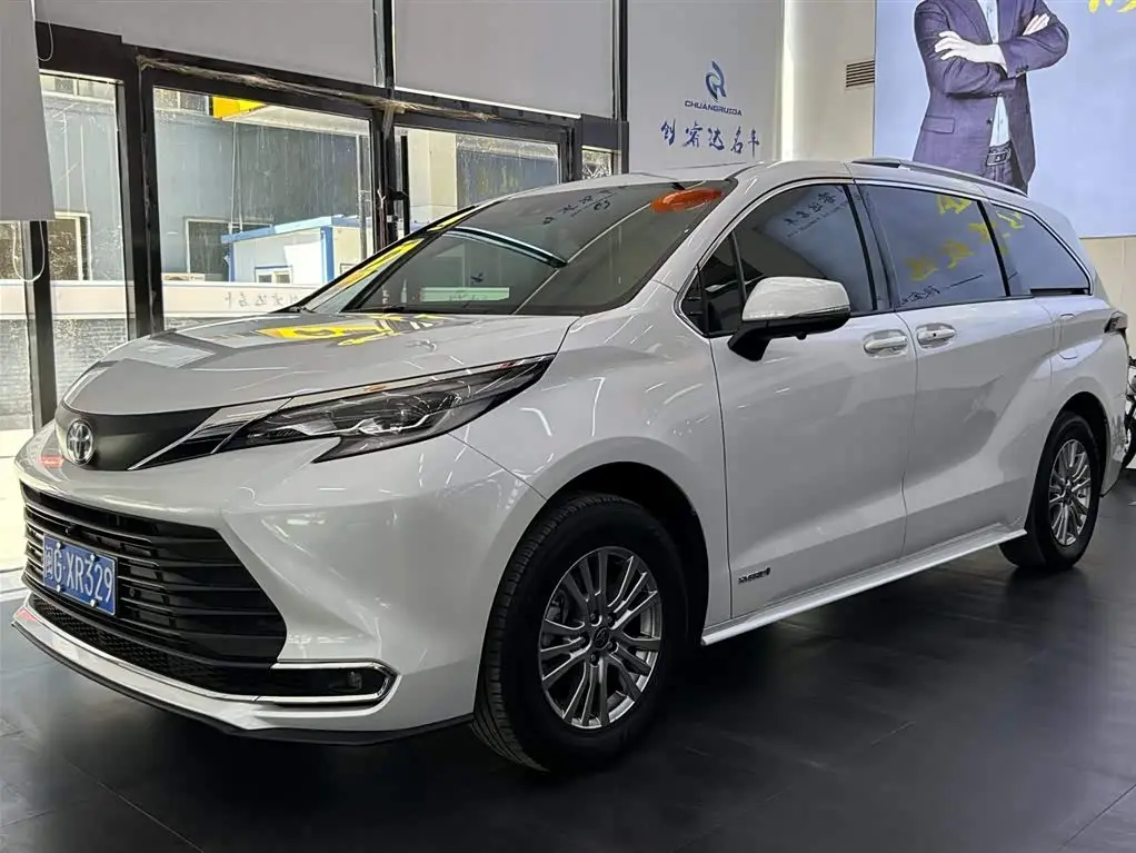 Toyota Sienna 2024 — Photo 1/14