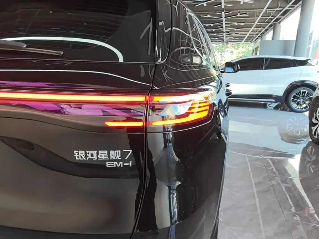 Geely Galaxy Galaxy Starship 7 EM-i 2025 — Фото 8/20