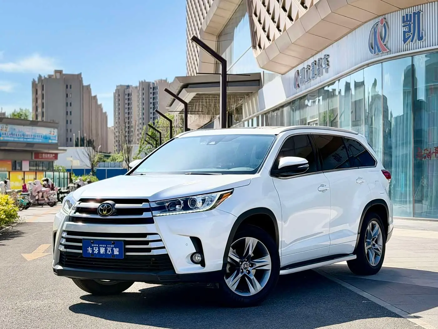 Toyota Highlander 2021 — Фото 1/13