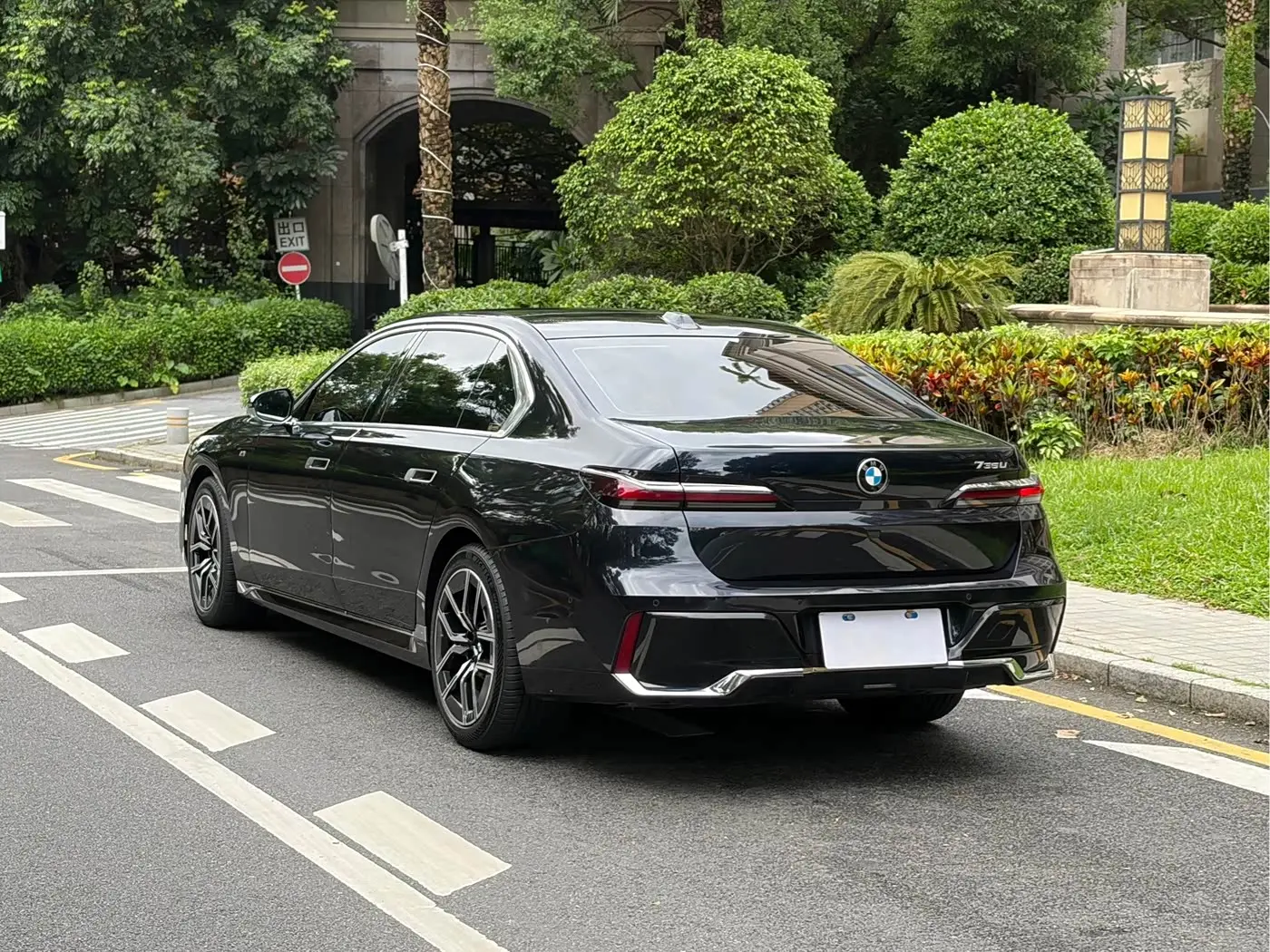 BMW 7 Series 2024 — Photo 15/17