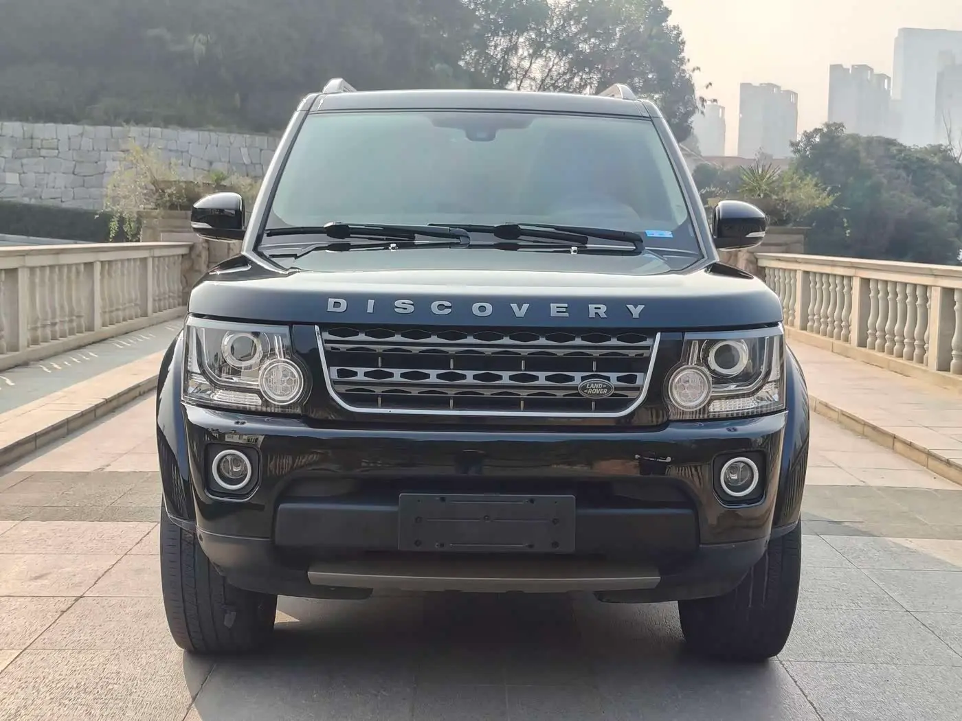 Land Rover Discovery 2017 — Photo 2/16