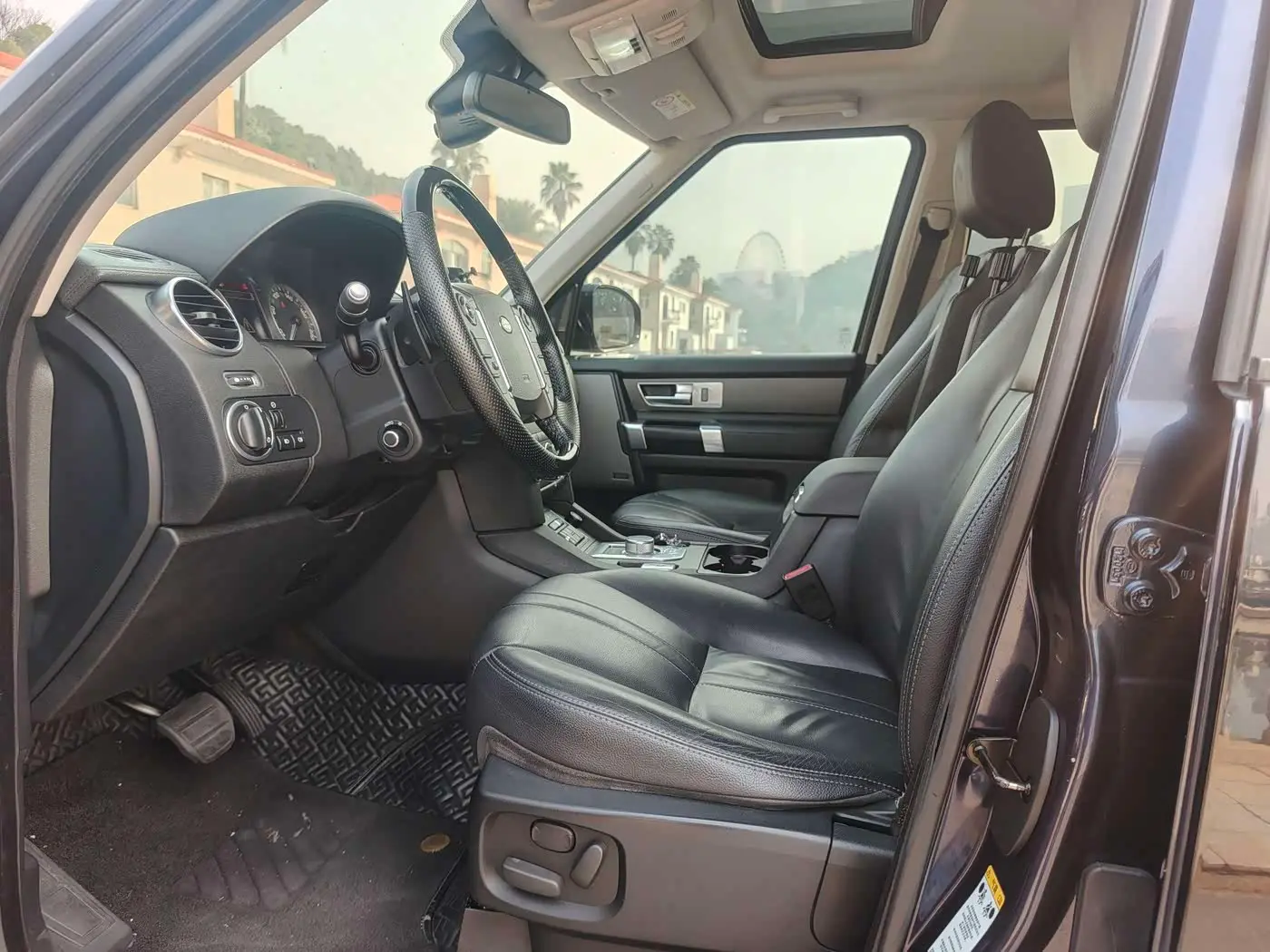 Land Rover Discovery 2017 — Photo 12/16