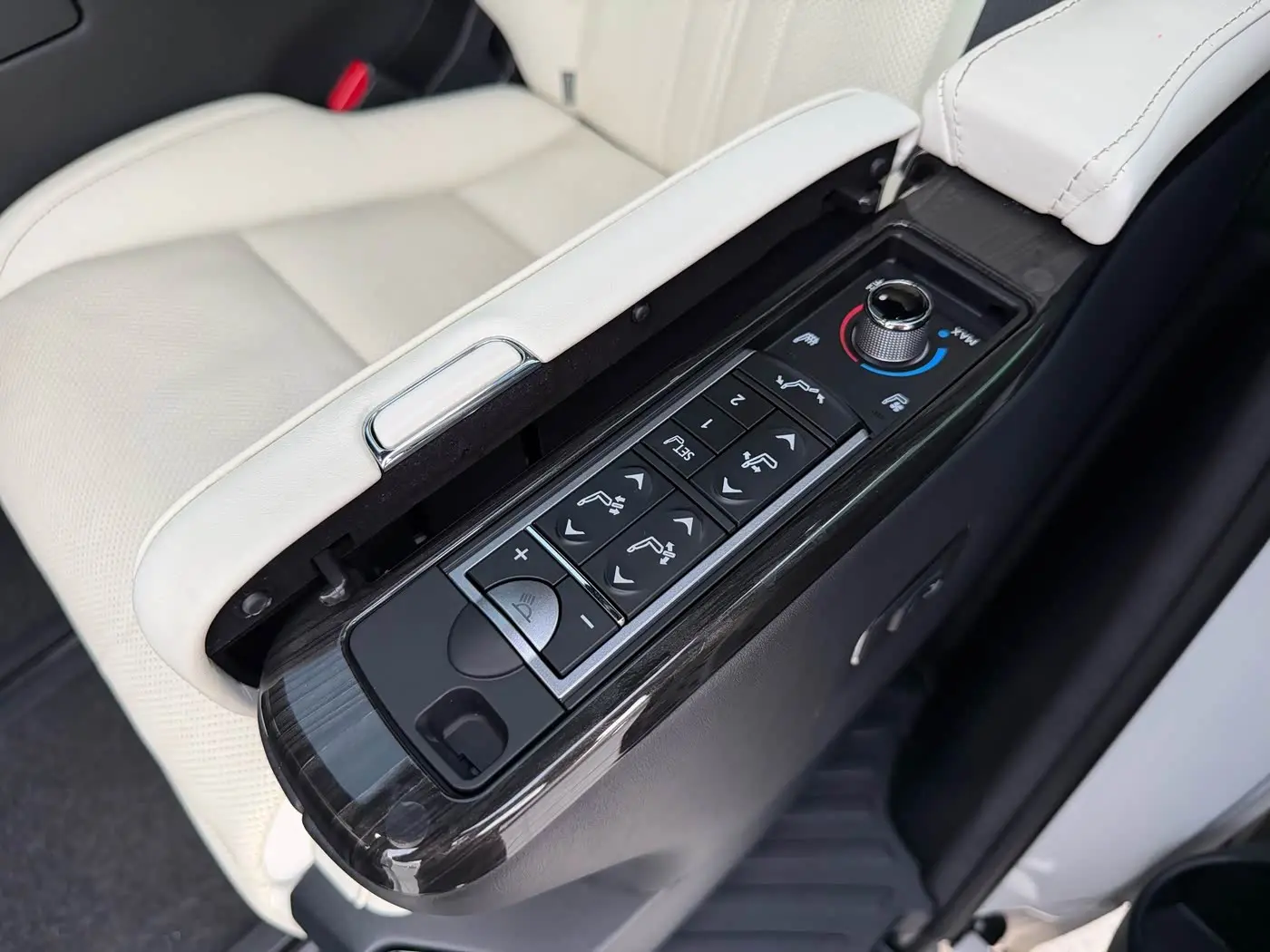 Lexus LM 2022 — Photo 13/19