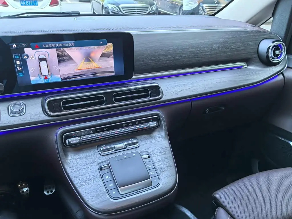 Mercedes-Benz V-Class 2024 — Photo 6/13