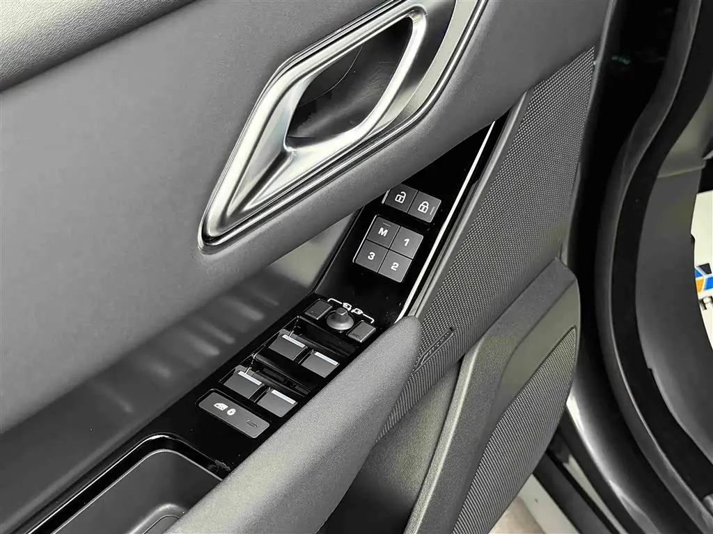 Land Rover Range Rover Velar 2024 — Photo 6/14