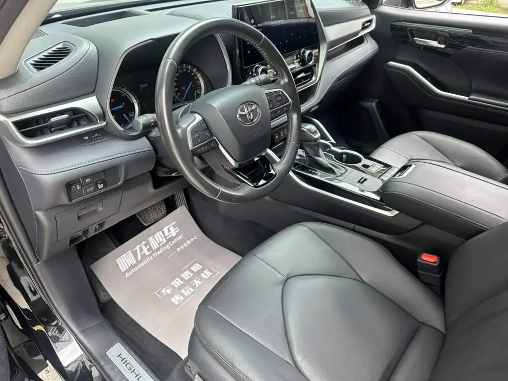 Toyota Highlander 2024 — Фото 10/14