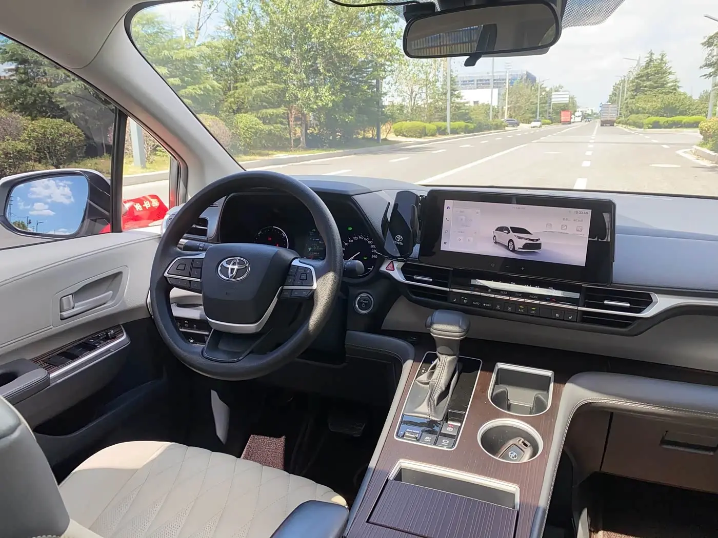 Toyota Sienna 2024 — Photo 17/20