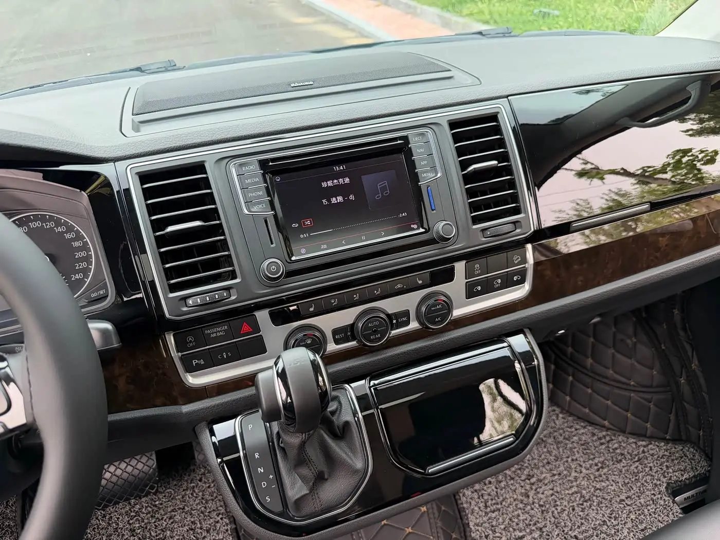 Volkswagen Multivan 2020 — Şəkil 10/20