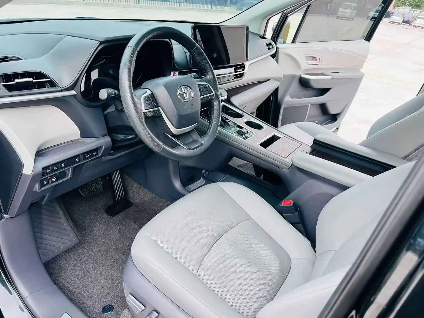 Toyota Granvia 2023 — Photo 10/10