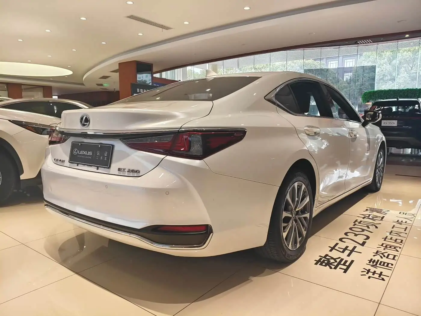 Lexus ES 2024 — Photo 6/8