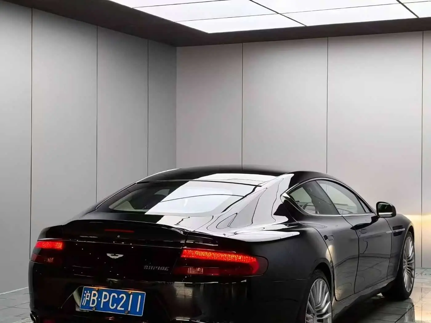 Aston Martin Rapide 2017 — Фото 6/9