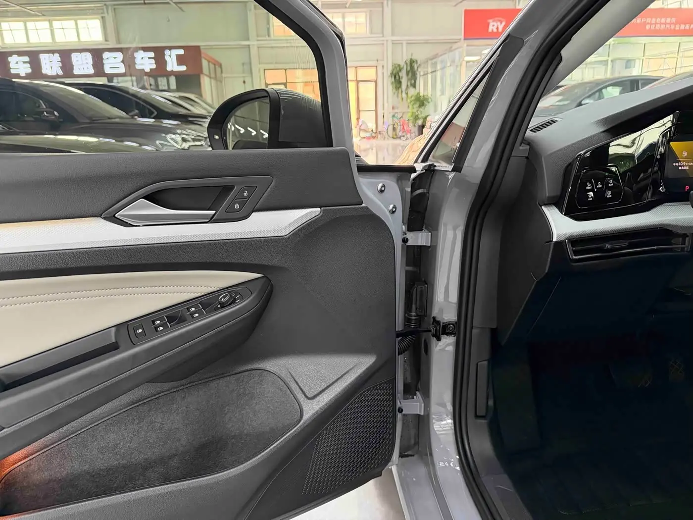 Volkswagen Golf 2023 — Photo 9/20
