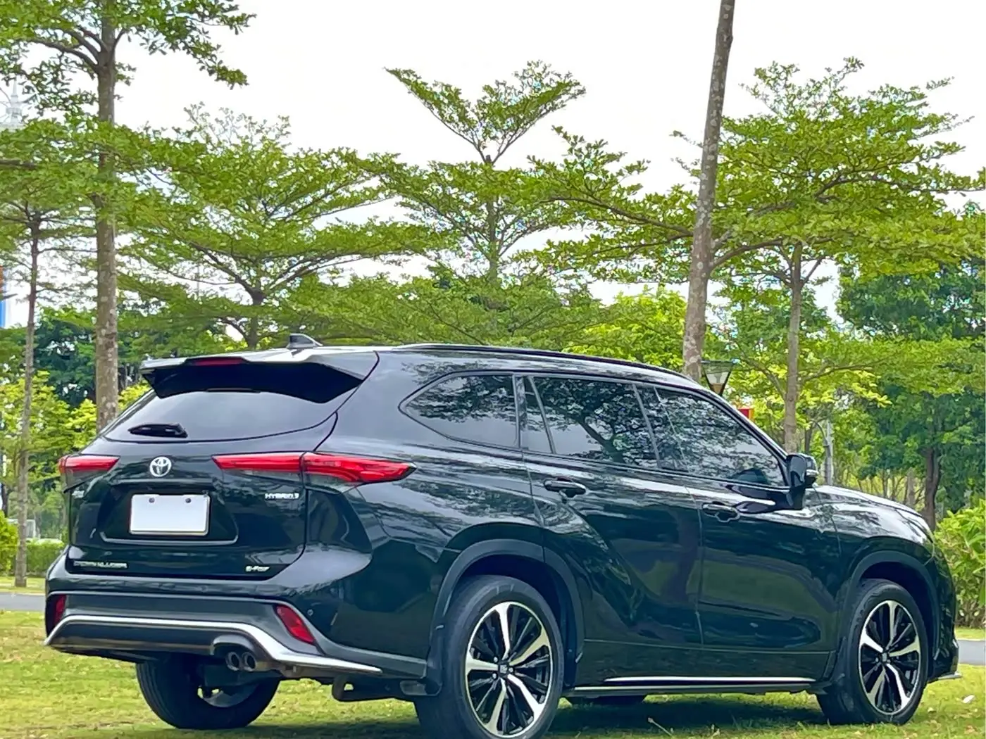 Toyota Crown Kluger 2022 — Photo 7/19