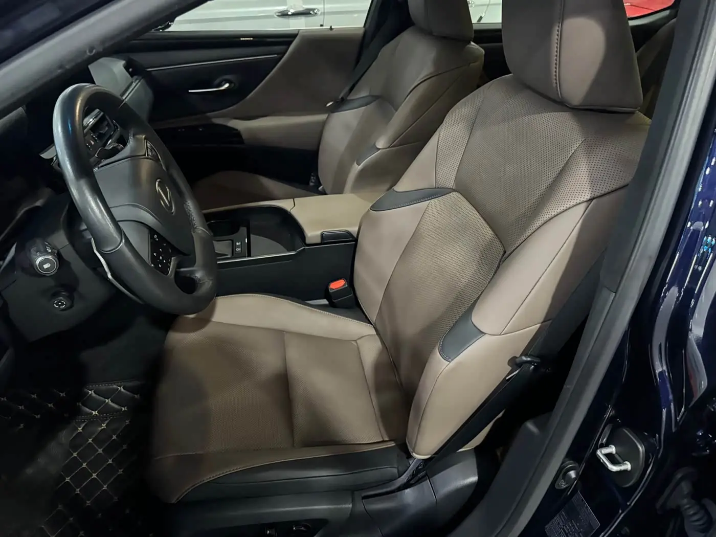 Lexus ES 2023 — Photo 5/17