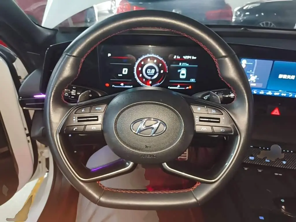 Hyundai Elantra 2023 — Фото 11/20